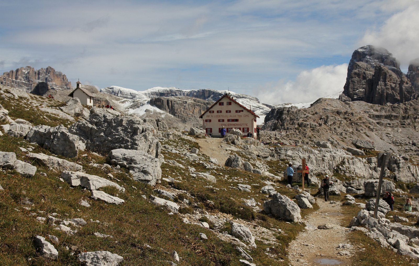 Die Hütte gehört leider einfach dazu. Muss man aber definitiv nicht haben...